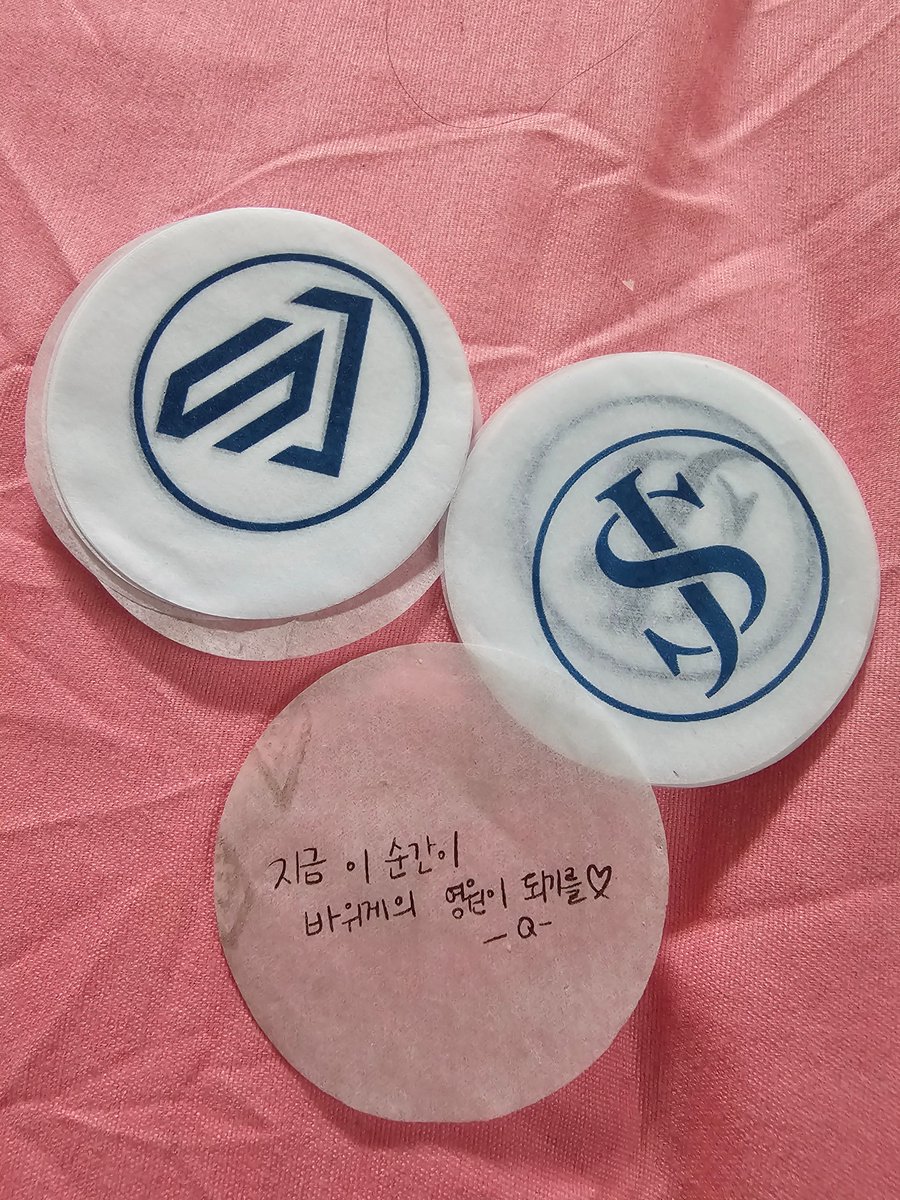 I am organizing my things from SJ Core. I saw the confetti I collected. There this one with hand written confetti. I don't know where and who wrote this. 😅
The confetti designs are collectible and pretty. 😊