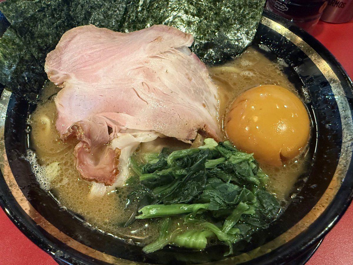 satoru19198787's tweet photo. キレ気味の異国の方と
話し合うということ😳💦

週末から我道家の口になっていた私は
ルンルンで難波へ。

着丼を待つ中

横で少しトラブルに…

スタッフさんが冷静に流暢な英語で対応
相手の方も英語でやり取りされていましたが
母国語ではない分、
なかなか噛み合わず💦

言葉も沸点も違う中で
空気も徐々にピリついてきて
最終的には警察対応へ。

それでも終始冷静だったスタッフさん
本当にすごい。

各席にも丁寧に謝罪されていて
対応力の高さを感じました。

こういう場面を目の当たりにすると
異国の方が多い場所の大変さが
よく分かります😳💦

ところで、

今日も
『美味しかったです。ごちそうさま』