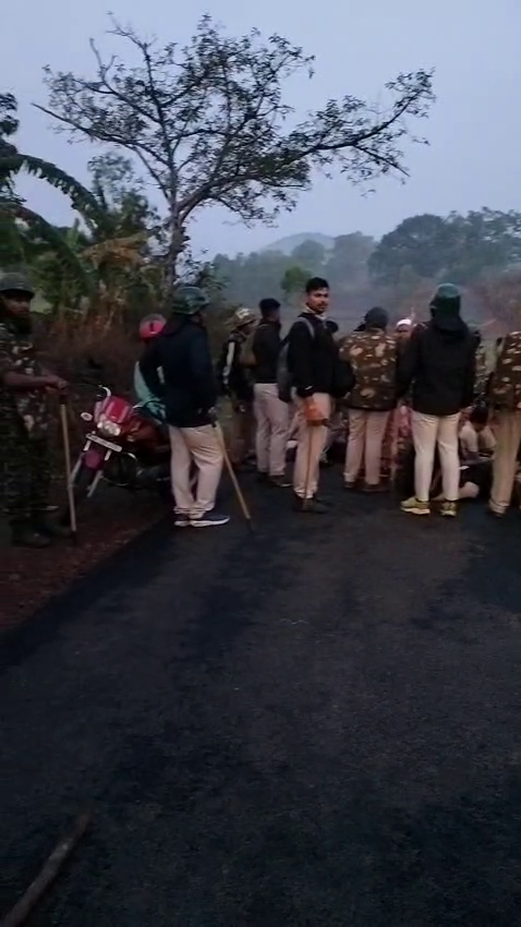 otvkhabar's tweet image. #ରାୟଗଡ଼ା_ସିଜିମାଳିରେ_୧୬୩_ଲାଗୁ
-ରାୟଗଡ଼ା: ସିଜିମାଳିରେ ରାସ୍ତା ନିର୍ମାଣକୁ ବିରୋଧ; ୧୬୩ ଲାଗୁ
-ଆନ୍ଦୋଳନକାରୀଙ୍କୁ ହଟାଇବା ବେଳେ ପୋଲିସ- ଗ୍ରାମବାସୀ ମୁହାଁମୁହିଁ
-ଅନେକ ପୋଲିସ କର୍ମଚାରୀ ଓ ଆନ୍ଦୋଳନକାରୀ ଆହତ
#Rayagada #Sijimali #RoadConstructionProtest
#PoliceClash #OTV