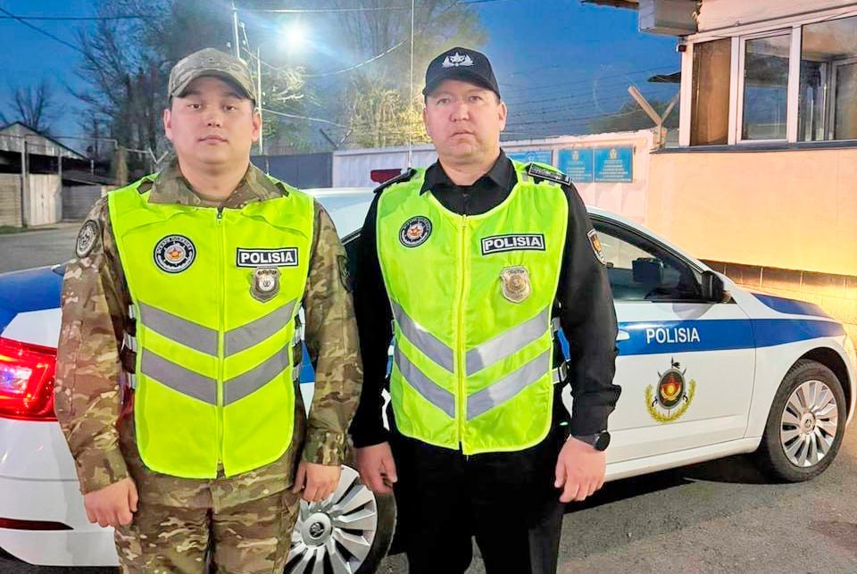 modgovkz's tweet photo. Military personnel of the Armed Forces freed a child from a blocked car

In Almaty, military personnel of the military police department of the Almaty regional garrison, Senior Lieutenant Yerzhan Abdybayev and Corporal Alibek Okanov, assisted a woman who had a https://t.co/WWjOKWYxds