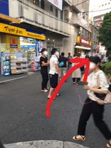 janjan375862's tweet photo. 正面に京阪、背中にＪＲにしますと
左手に自転車置場があり、 両脇にある１０段ほどの階段を登って下さい。

スグ正面にあるマクドナルドを左手にして、そのまま１５０Ｍほど進みますと
三叉路の先に小さな公園があり
横に大阪王という中華料理店がございます。

その隣のビルの2階がJan★Janです。 https://t.co/JlncYCm7cY