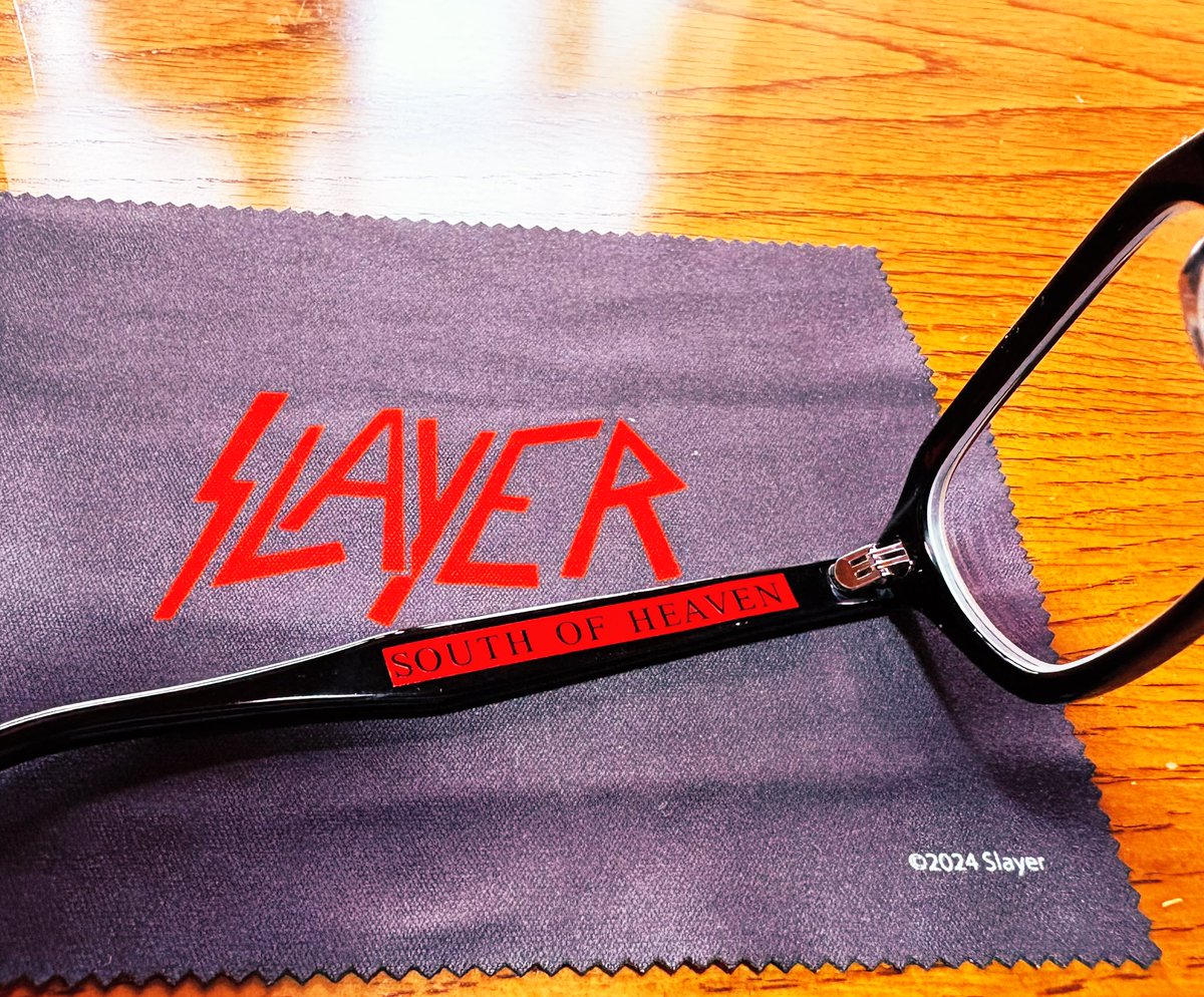 SHIMIZU_DRAGGER's tweet image. 新しいメガネを探してたらRay-Ban × SLAYERのコラボを見つけて即買い🎶
これはカッコよすぎてテンション上がる😎👍✨
REIGN IN BLOODもあったけど、自分的にはこのSOUTH OF HEAVENのフレームの方がしっくりきた！
#SLAYER
