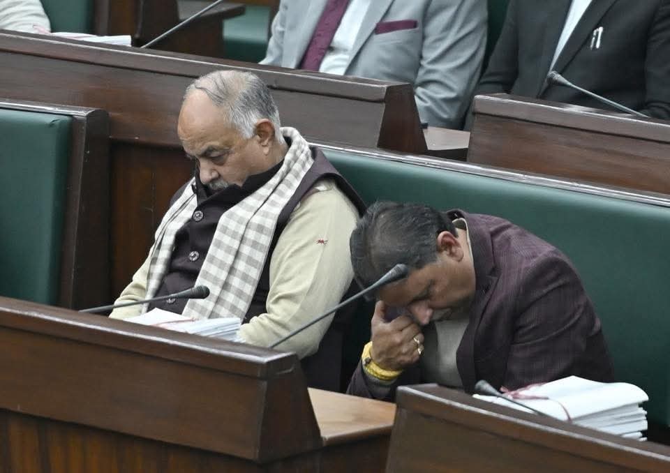 DograReasi's tweet photo. Do pal MLA #Reasi Kuldeep Raj Dubey ke:

Ek—kehte hain ki woh Reasi ke issues Assembly mein lagataar uthaa rahe hain.
Doosra—Jammu &amp; Kashmir Assembly ki ek important sitting mein sote hue nazar aaye.

Ab faisla janta karegi. ⚖️ https://t.co/2dZGwH6fj3
