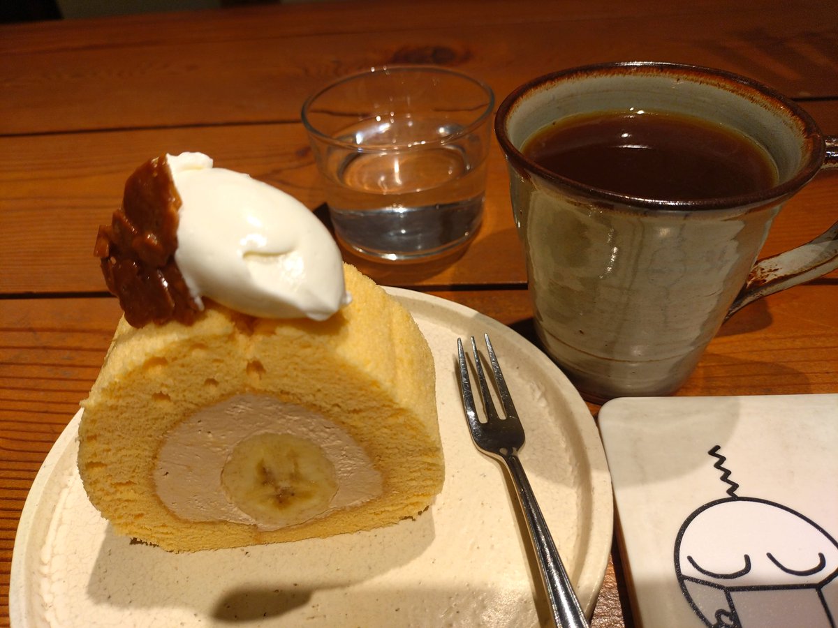 M__Soka's tweet photo. しばらくぶりのおやつ＆カフェ☕。
今日はバナナの塩キャラメルロールケーキとBlend Coffee♫。

おかげさまでゆったりできました😋🎶。

 #PAKAN https://t.co/23WWQApd4E
