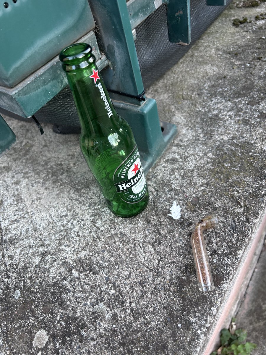la_justiciere_'s tweet image. Mais qu’ai-je donc trouvé sur le muret de la #crèche de mon fils ⁉️ Une petite pipe à #crack avec sa copine la bouteille de bière ‼️ Tout ça parce qu’à côté il y a un centre d’accueil pour les #SDF qui pissent chient vomissent et peuvent être violents. Ce monde me sidère 🤦🏻‍♀️