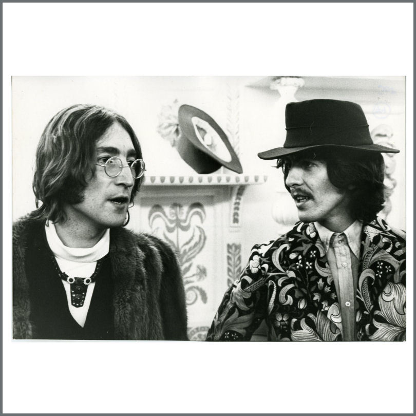 BeatlemaniaUK's tweet image. 😐 John and George keeping "straight faces for their chorus responses" on "A Taste of Honey" - imagine the studio dynamic when Paul chose this theatrical number! 🎭 #Beatles #StudioStories #JohnLennon #GeorgeHarrison