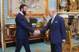 m_flitcroft's tweet photo. @John_Hempton A snap with the King 5 days ago https://t.co/9MApomgYi3