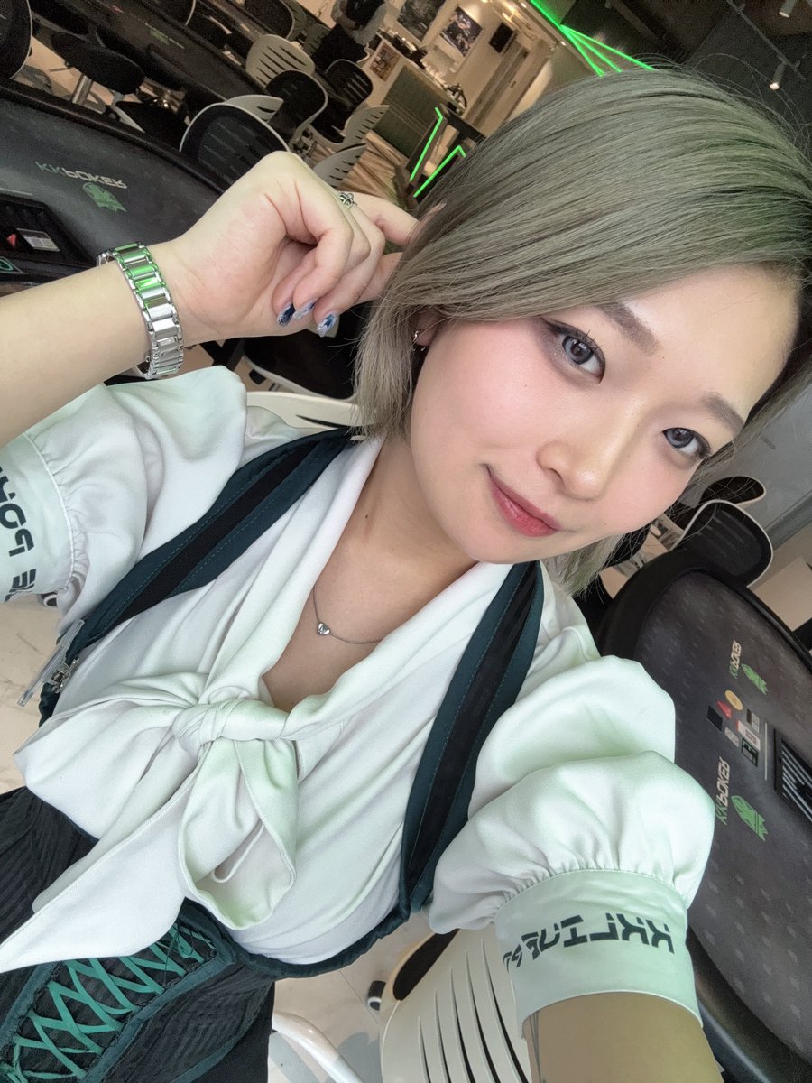 KKLIVESHIBUYA's tweet photo. Apr.7.Tue

本日も、KKSBオープンです！

▼15:00-
【KK Genesis 5K】
https://t.co/5qMuxPPpZ9
レイトレジストは18:00まで🔥

▼15:00-リングゲーム 2-5(5)
¥5,000以上のチップ購入で$200サービス！

ご来店お待ちしてます✨

#KKSB #渋谷 #ポーカー https://t.co/XH557jTqGh