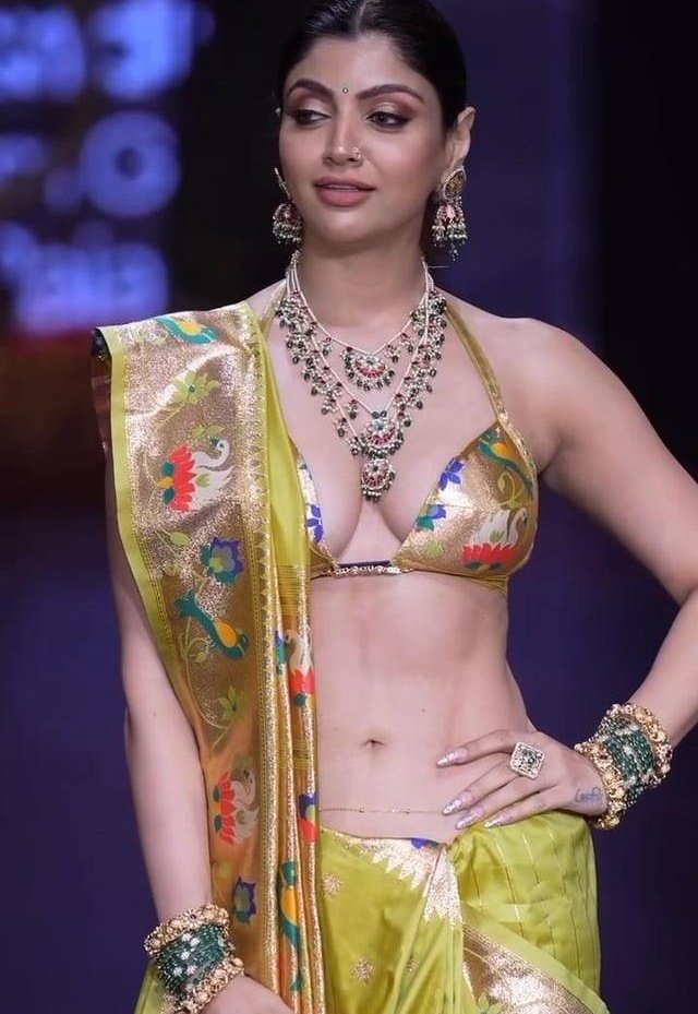 𝘛𝘳𝘪𝘴𝘩𝘢 ♡ tweet media