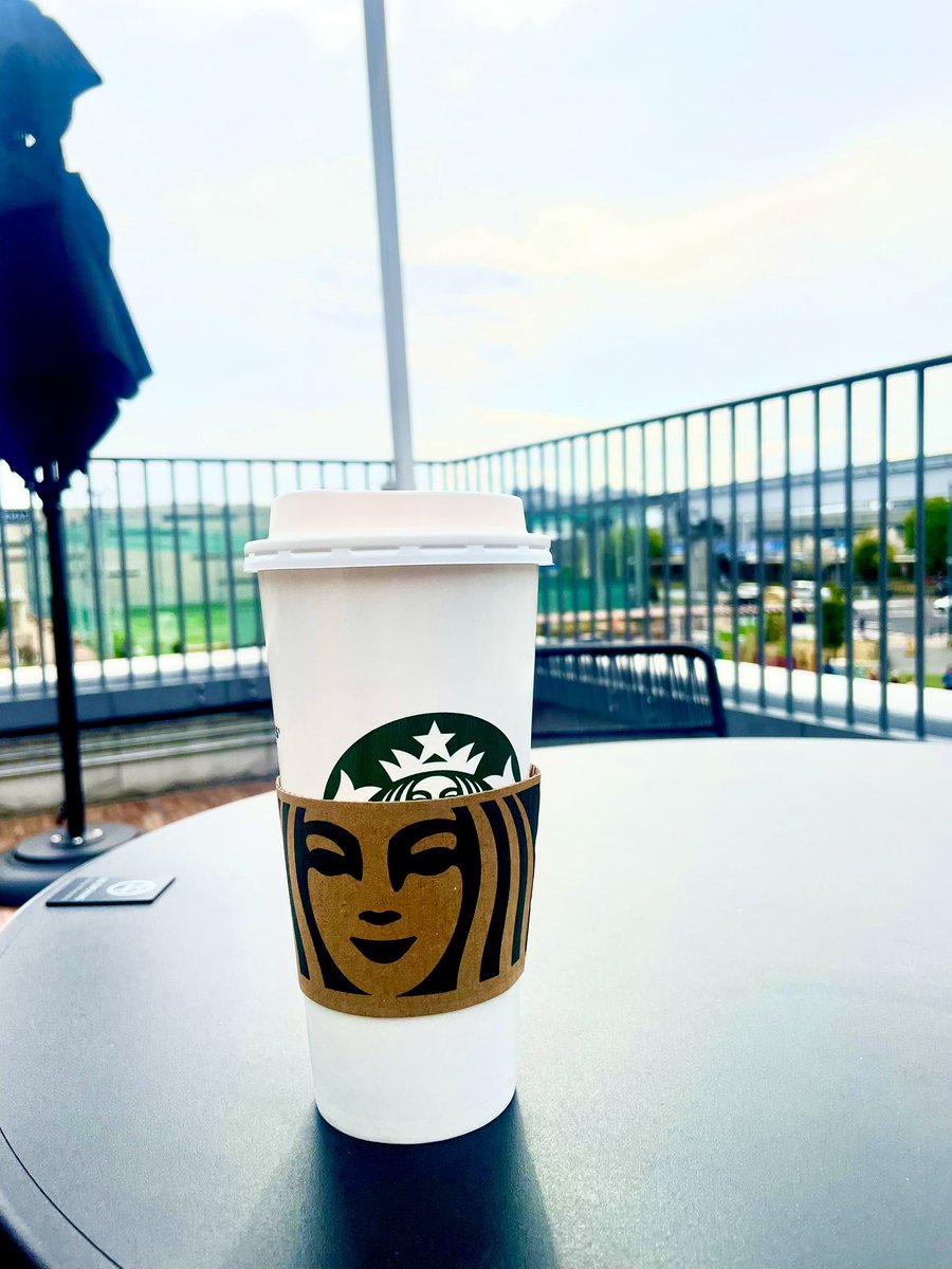 yugamusic's tweet image. The wind feels so good today.
My Starbucks hot latte lately: Venti, +1 extra shot, ristretto, extra hot (80°C), no foam, milk filled to the top.
It’s seriously perfect.

#Starbucks #latte