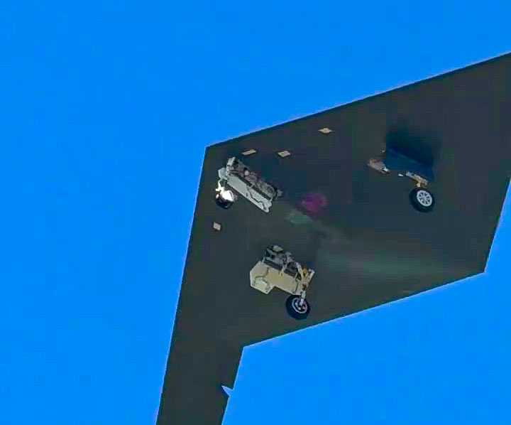 dronesdeguerra's tweet image. 🇺🇸 Capturas de pantalla del dron RQ-180 que se vio en Larissa, Grecia,  del sensor que lleva Scaled Composites (una filial de NG), muy similar al del el Proteus.
#RQdrone #proteus #drone