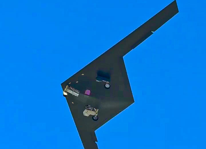 dronesdeguerra's tweet image. 🇺🇸 Capturas de pantalla del dron RQ-180 que se vio en Larissa, Grecia,  del sensor que lleva Scaled Composites (una filial de NG), muy similar al del el Proteus.
#RQdrone #proteus #drone