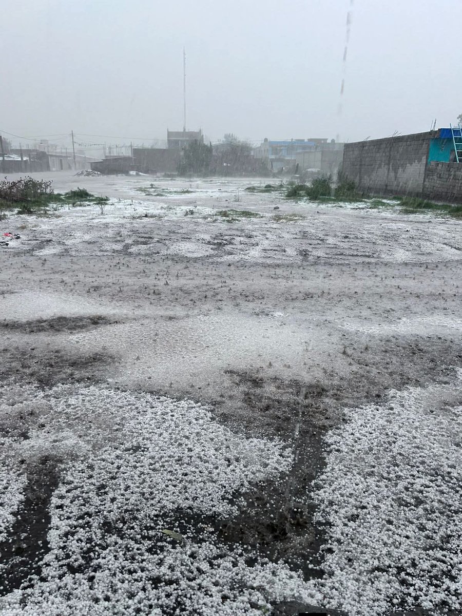 GrajalesTv's tweet photo. #viral La tarde de este lunes se dejó venir con todo en la región de Tepeaca y comunidades de Benito Juárez, donde una intensa granizada cubrió calles, techos y campos en cuestión de minutos.

#GrajalesTV #EMENoticias #EMETelevisión #MunicipiosPuebla #RegionesPuebla https://t.co/CGDEdW2cyz