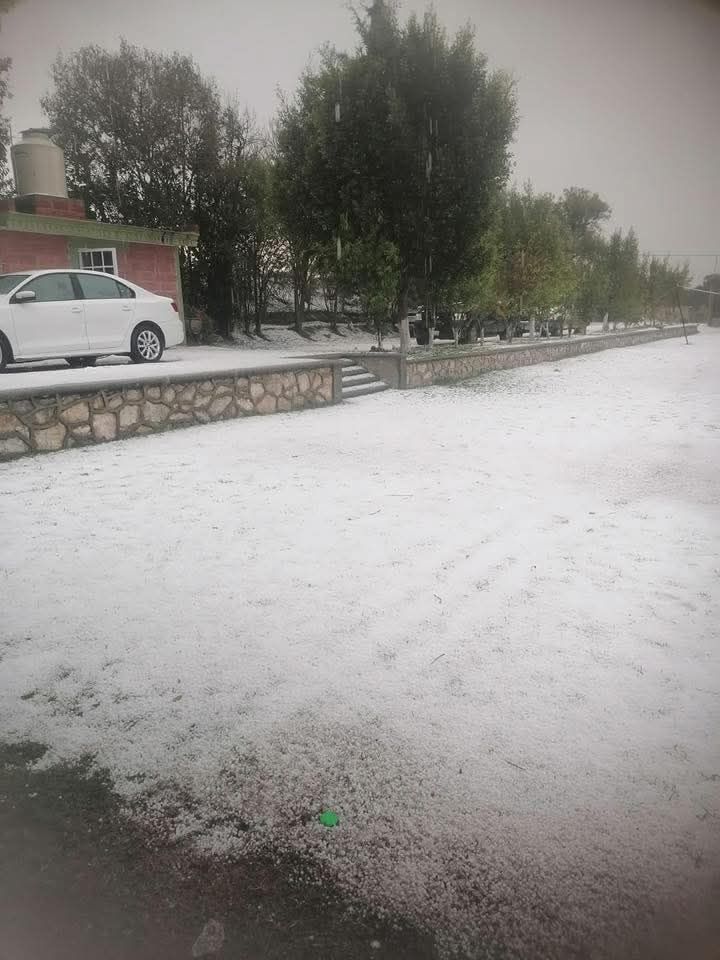 PueblaDiario's tweet photo. #viral La tarde de este lunes se dejó venir con todo en la región de Tepeaca y comunidades de Benito Juárez, donde una intensa granizada cubrió calles, techos y campos en cuestión de minutos. 

#PueblaNoticias #PueblaDiario #RegionesPuebla #MunicipiosPuebla https://t.co/ShIuVMSO8o