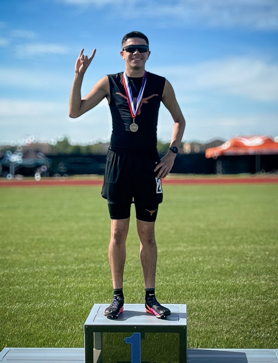RomanBlanca07's tweet photo. @JordanRoman713  earned his 2nd District Champ title for the year this morning with the 3200m in a time of 9:58 punching his ticket to advance to Area. 1600m District Meet up next this Wednesday evening!🤘🏼🖤🧡 https://t.co/1roICEROox