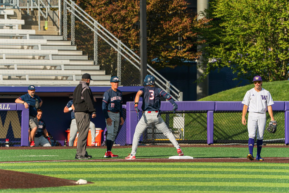 ZagBaseball's tweet photo. Hustle from Huddy! 

Zags lead 4-2 after 4 innings! #GDTBAZ https://t.co/RPxTZ2FVqc