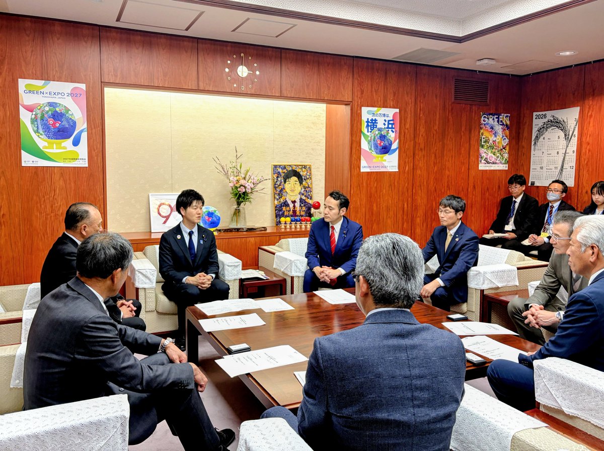 JAグループ栃木の皆様による水田農業対策に係る要請で、鈴木憲和農林水産大臣のもとにご案内しました。
当面の需給安定対策や令和9年度以降の水田政策の見直しについて現場の実情を踏まえた意見交換を行いました。現場主義の農政を展開されている鈴木大臣は、大変丁寧に話を聞いて下さいました。