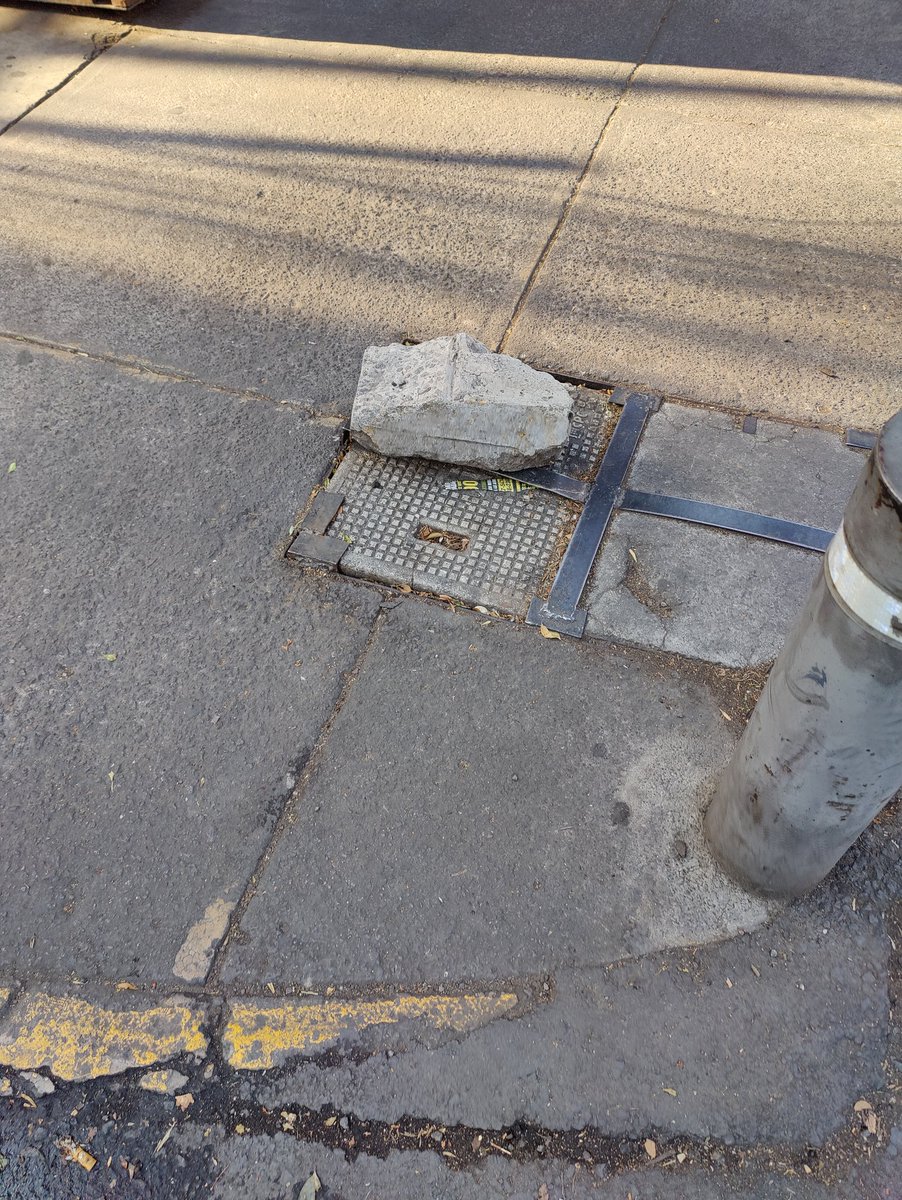 UlisesUrquieta's tweet photo. @MHcesac @locatel_mx a 11 días y... ¿ninguno de ustedes puede solucionar de otra forma que poner una piedra? laguna de Términos y Mariano Escobedo. #ColoniaGranada @AlcaldiaMHmx @mauriciotabe https://t.co/Q7N7Few7UU