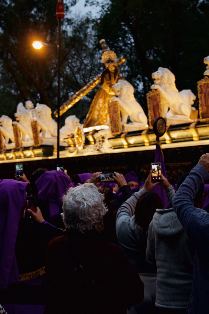 Una persona reza, los demás toman fotos. La edad de cada actor no necesita explicación.

"La cruz está dejando de ser misterio y se está convirtiendo en espectáculo... Ya no buscan perderse en la mirada de Jesús. Se atravesó el teléfono como un obstáculo..."

Foto <a href="/fuentes_19M/">Fuentes</a>