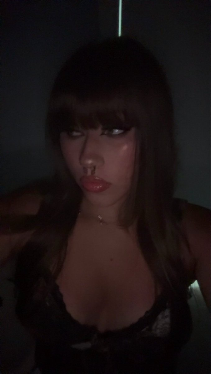 nuttygoonz's tweet photo. That nutty face she makes #emo #bop #irls #cleavage #snowbunny #faceporn https://t.co/vxnbmYBKMt