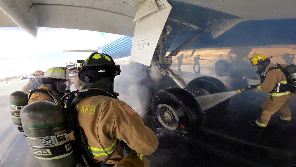 the_aviators's tweet photo. Boeing has completed high-speed braking tests for the 777-9 at Edwards Air Force Base, simulating a rejected takeoff under full-load conditions.

The test pushed the aircraft’s braking system to its limits, with temperatures reaching 1,371°C. The brakes then had to withstand the extreme heat for five minutes without catching fire, replicating the time needed for emergency crews to respond.

As a safety precaution, the tyres were deflated to prevent explosions during the test.

Successfully passing this rejected takeoff (RTO) evaluation marks another important step toward certification for the 777-9. The test is designed to confirm that the aircraft can safely handle extreme operational scenarios and demonstrates the strength of its braking system under maximum load.

This milestone is part of Boeing’s broader 777-9 certification programme ahead of the aircraft’s entry into commercial service with airlines such as Lufthansa.