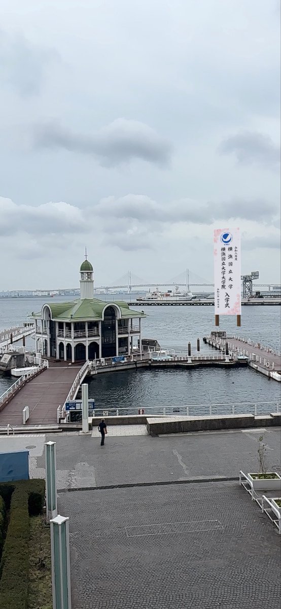 DD449_30's tweet photo. 入学式の看板を洋上に浮かべるなど活動は多岐にわたる…… https://t.co/SyrTtOwYPG