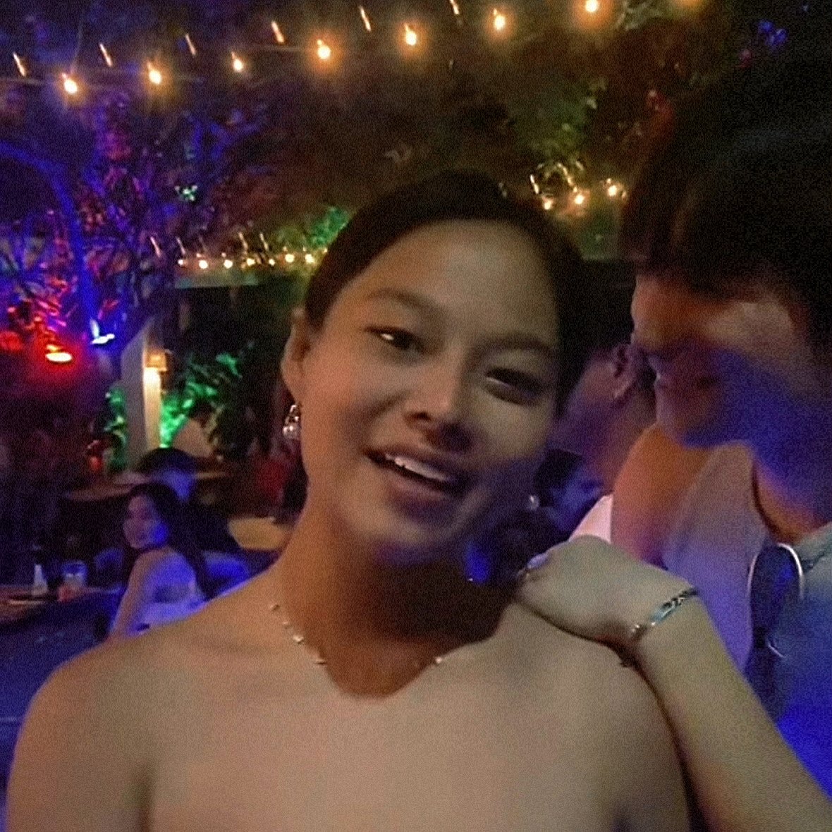 ___youroblush's tweet photo. the hawak, stares, and smiles? oh my lelquin! 

op also mentioned na "ang bait bait nilang dalawa"

#lelquin https://t.co/SFtuWa3VEo
