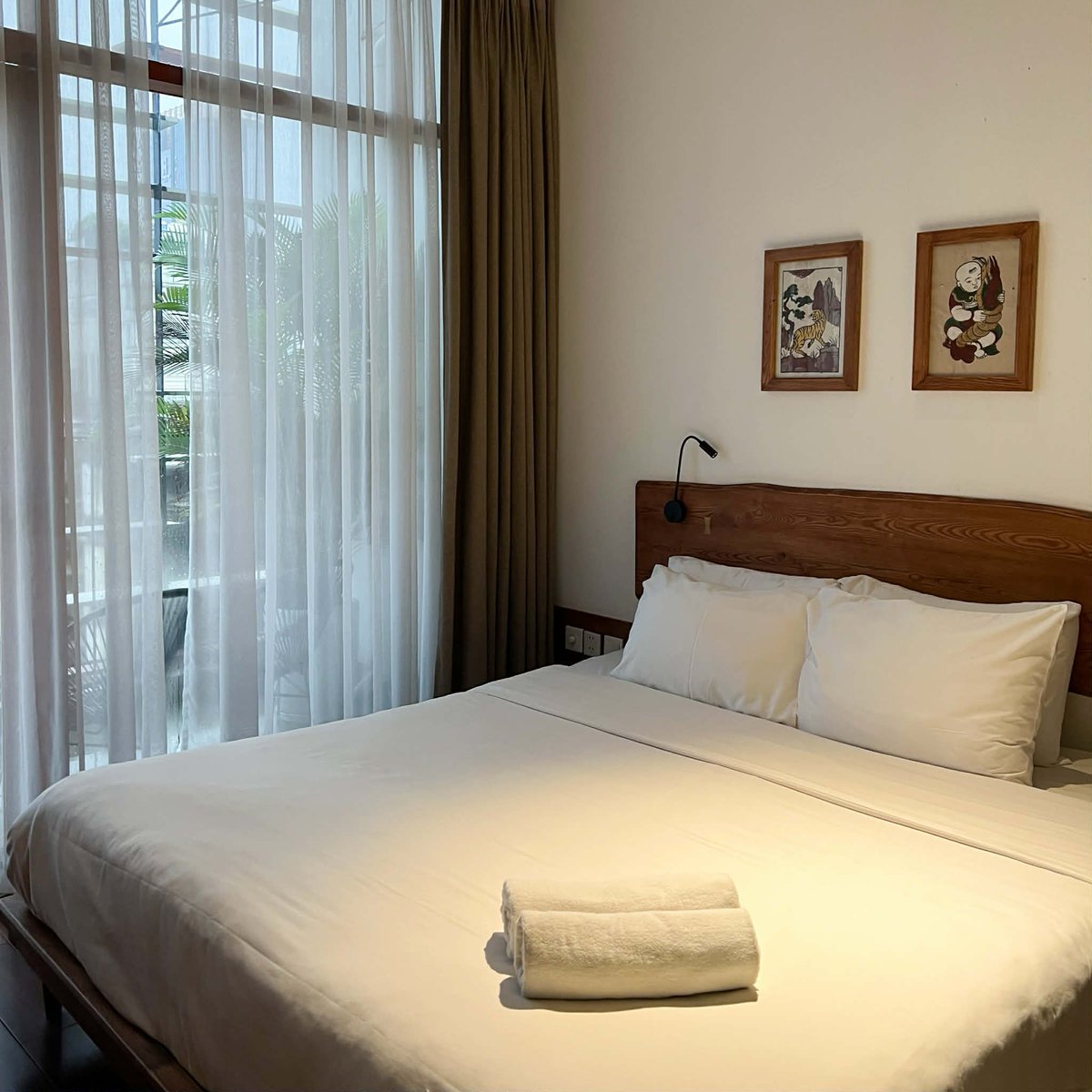 vivisummermode's tweet photo. คุณภาพแซงราคาไปไกลมาก! 22Land Residence พนง.น่ารักดูแลดี แถวนี้ร้านค้าเยอะ ใกล้สวนสาธารณะด้วย ห้องสวยมาก เตียงนอนสบาย แอร์เย็น มีอาหารเช้า มีสมาร์ททีวีจอใหญ่ มีอ่างอาบน้ำ ราคาไม่ถึง 2,000 บาทอ่ะ ถ้าถามว่าจะกลับไปเที่ยวฮานอยอีกเพราะอะไร ก็คงเป็นโรงแรมดีราคาถูกเนี่ยละ (อาหารและคาเฟ่ด้วย!) @aroii #รีวิวเวียดนาม #hanoi #vietnam