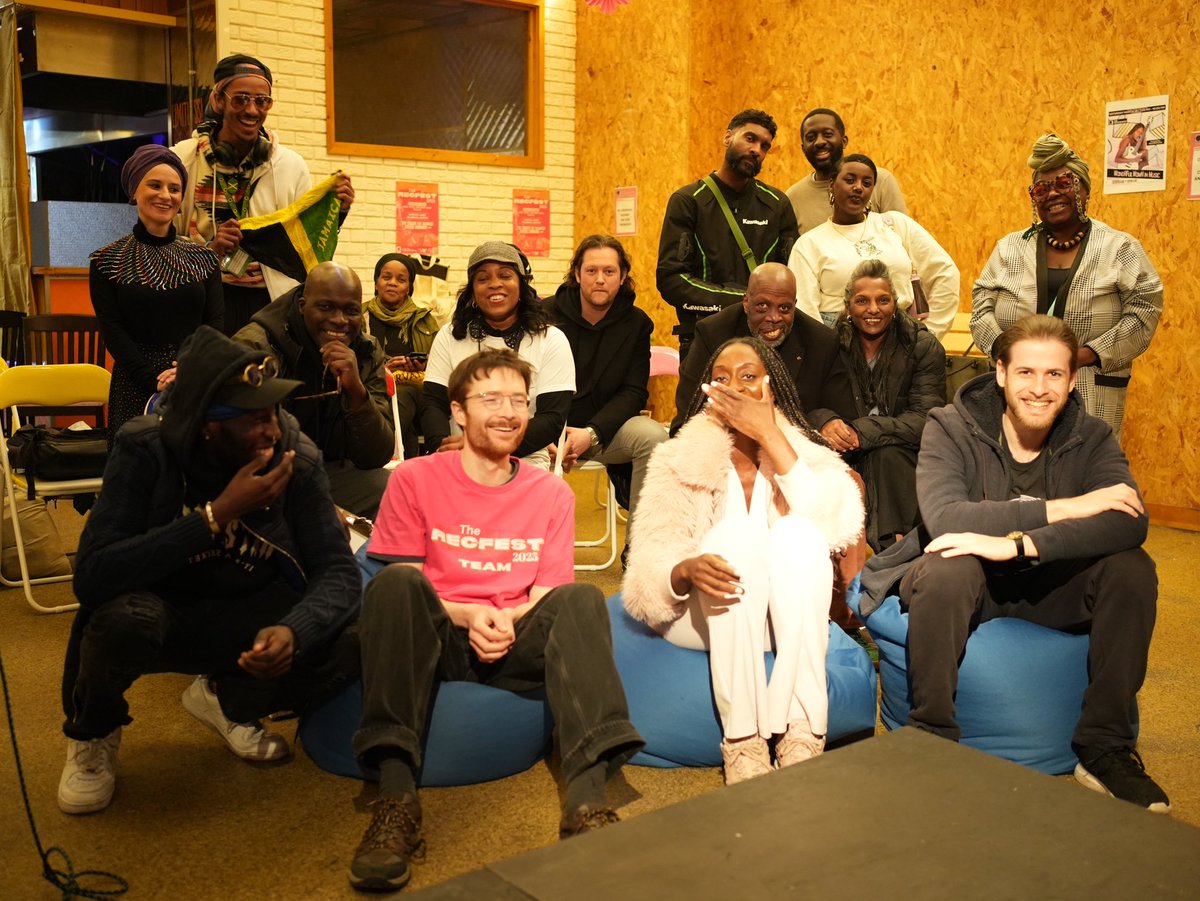 the_recshop's tweet photo. 🌸💫What a moment! 💫🌸 thank you to our community! 

We hope you’re all enjoying a long weekend break and we’re wishing you all a Happy Easter! 🐣

We can’t wait to reconnect with you next Wednesday! 

📸: @genexusphotography 

#TheRecShop #Comunity #easter #Haringey https://t.co/fZ2B7V87zN