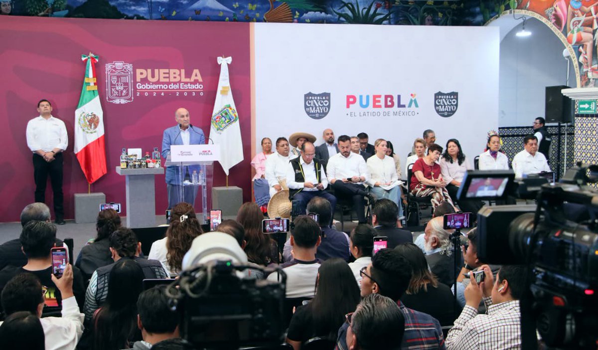 SedetraGobPue's tweet photo. Trabajamos por un Puebla con más oportunidades, donde el desarrollo económico se traduzca en bienestar para todas y todos. 🌱📈

Durante la MañanerAA, nuestro secretario @VictorGabCh destacó que, bajo el liderazgo del gobernador @armentapuebla_, se impulsa una política económica con sentido social a través de 36 programas que fortalecen el empleo formal, el emprendimiento y la inversión. En Atlixco, estas acciones se reflejan en capacitación, movilidad laboral, ferias de empleo y asesorías.

Este esfuerzo fortalece a las familias, impulsa a las empresas locales y construye un futuro con prosperidad compartida. 💼✨ #PensarEnGrande #PorAmorAPuebla