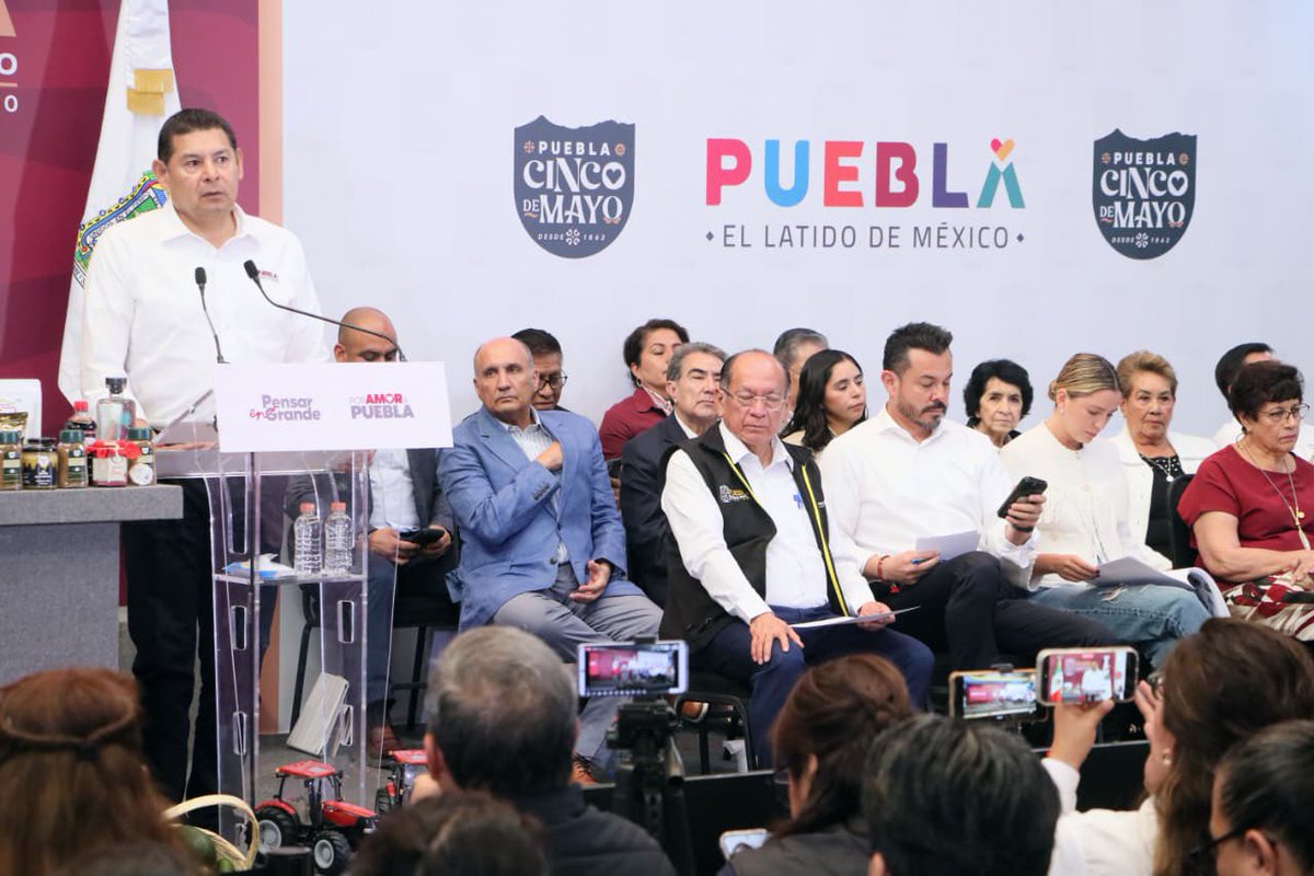 SedetraGobPue's tweet photo. Trabajamos por un Puebla con más oportunidades, donde el desarrollo económico se traduzca en bienestar para todas y todos. 🌱📈

Durante la MañanerAA, nuestro secretario @VictorGabCh destacó que, bajo el liderazgo del gobernador @armentapuebla_, se impulsa una política económica con sentido social a través de 36 programas que fortalecen el empleo formal, el emprendimiento y la inversión. En Atlixco, estas acciones se reflejan en capacitación, movilidad laboral, ferias de empleo y asesorías.

Este esfuerzo fortalece a las familias, impulsa a las empresas locales y construye un futuro con prosperidad compartida. 💼✨ #PensarEnGrande #PorAmorAPuebla