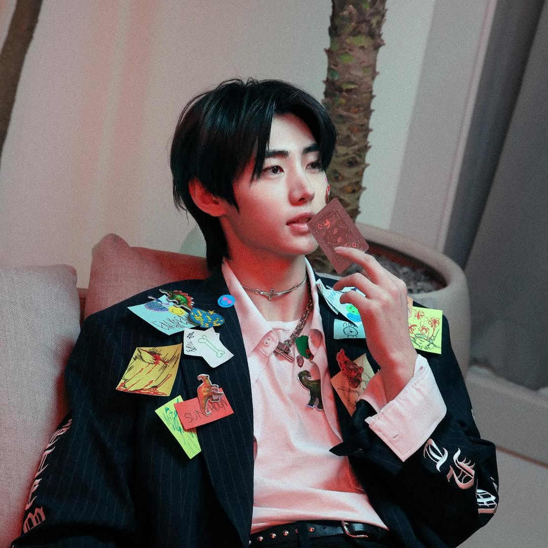 yearlyenhypen's tweet photo. enhypen via Instagram post 5 years ago today with ":: EN-roll ::
@ BORDER : CARNIVAL Concept Photo (HYPE ver.)

#ENHYPEN #EN_behind #ENroll #SUNGHOON"(8th arpil 2021) https://t.co/gMiPjcnXaG