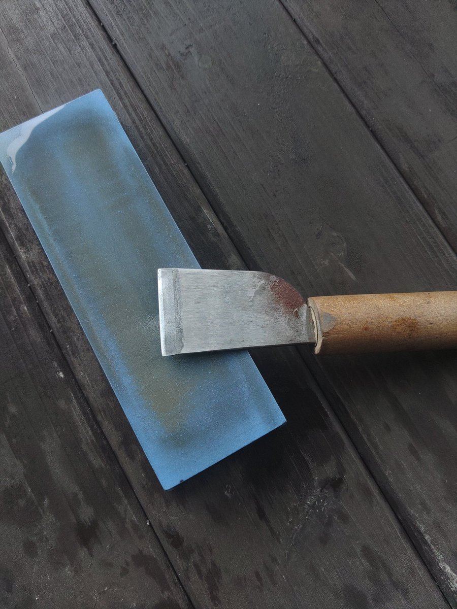 RichDesign2022's tweet photo. 恒例の包丁研ぎ。
私は切れ味が悪くなったら研ぐが、かなり前にひと作品つくるごとに研ぐ方もいると聞き、とても感心したのを思い出しました。
道具は大事。
#革包丁 https://t.co/h7nYaivc0l