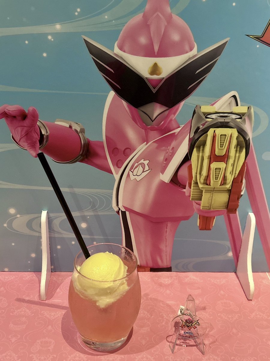 S_Sentai_Rest's tweet photo. 【メニュー紹介】

ヒーローフロート

🍑ピーチピンク🩷

ピンクの戦士のキャラクターと一緒にお楽しみください！

＋330円でお好きな作品のストローチャームを
お渡ししております！

#スーパー戦隊レストラン 
#スーパー戦隊 

本日お席に余裕がございます。
当日のご利用も可能です。
ご来店お待ちしております！

ご予約はこちらから！↓
https://t.co/azY3cXXFWh