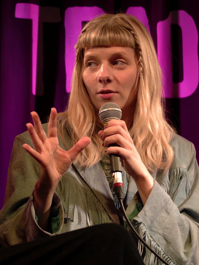 AS TRANCINHAS! 😭 

AURORA na listening party e Q&amp;A sobre o novo álbum “COME CLOSER” e o TOMORA no icônico Rough Trade East, em Londres. 💚

📸: u/FuriouslyChonky via r/auroramusic Reddit.