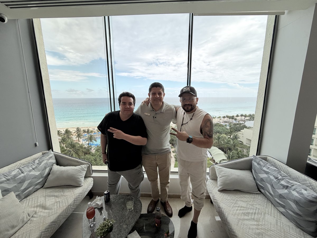 charliedelvalle's tweet photo. ¡Agradecemos la excelente atención personalizada por parte de todo el equipo de Live Aqua Cancún! 🥂 #LiveAqua 🎸 #AquaCancún 🥇 #AquaLover ✌🏻🇲🇽 @liveaqua https://t.co/Kdbw1vPSA9