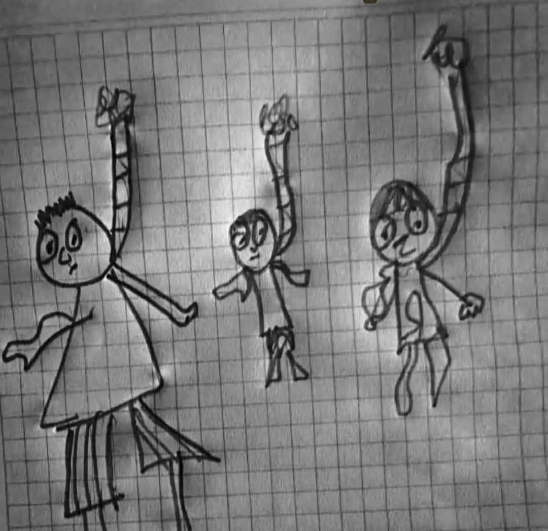 ▶️Una maestra pidió a sus alumnos que dibujaran a su familia haciendo algo juntos.
Uno de los niños entregó su dibujo con orgullo... pero la maestra, al verlo, se preocupó tanto que convocó a sus padres a una reunión urgente......