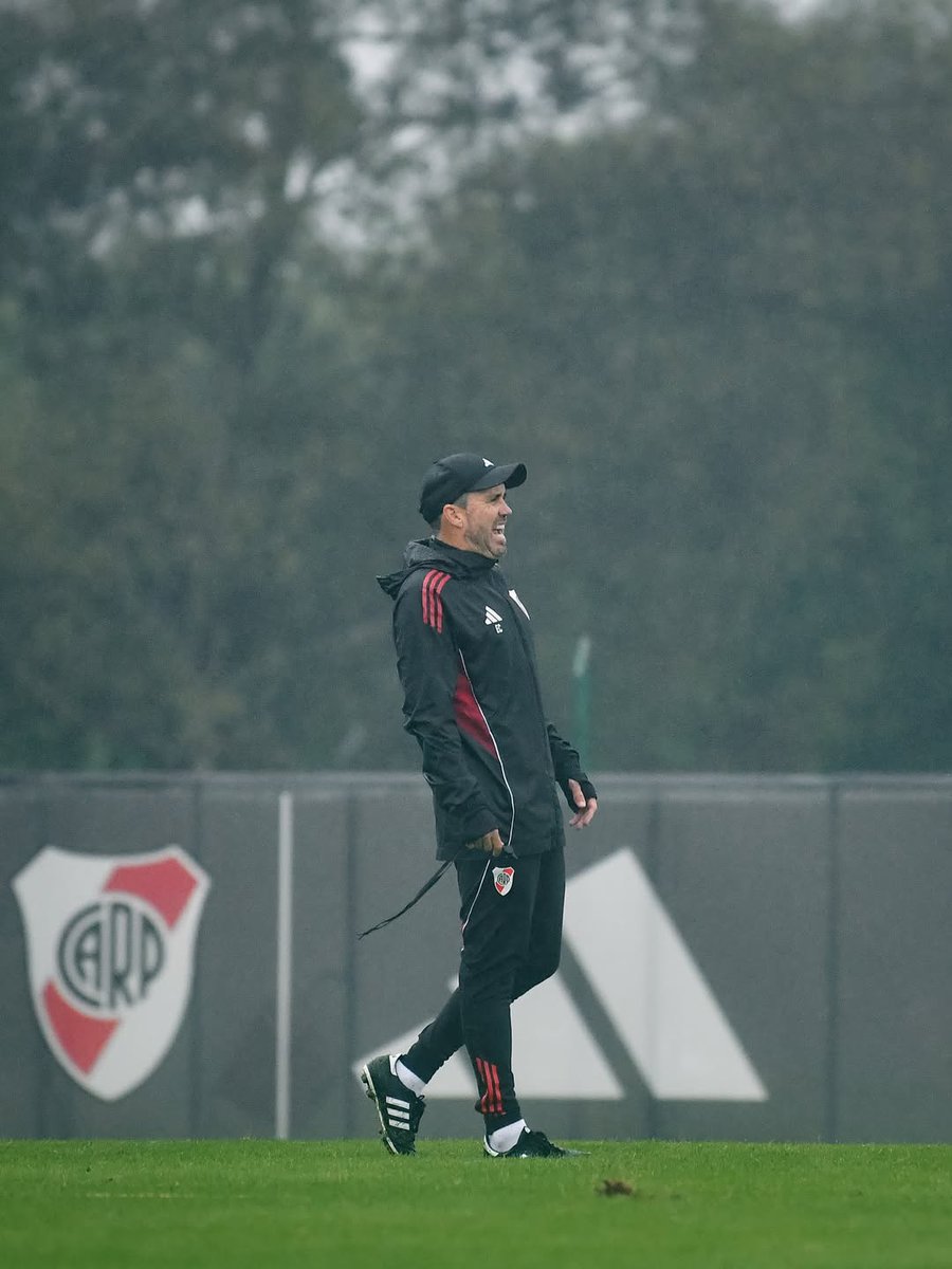 agussocampo18's tweet photo. Como diría el Pollo Vignolo: las fotos del Chacho Coudet VAN CON MUCHA AURA. Incluso más de lo normal por la lluvia.

Ojalá gane algo pronto con River, porfavor. https://t.co/n4T3JFEGMr