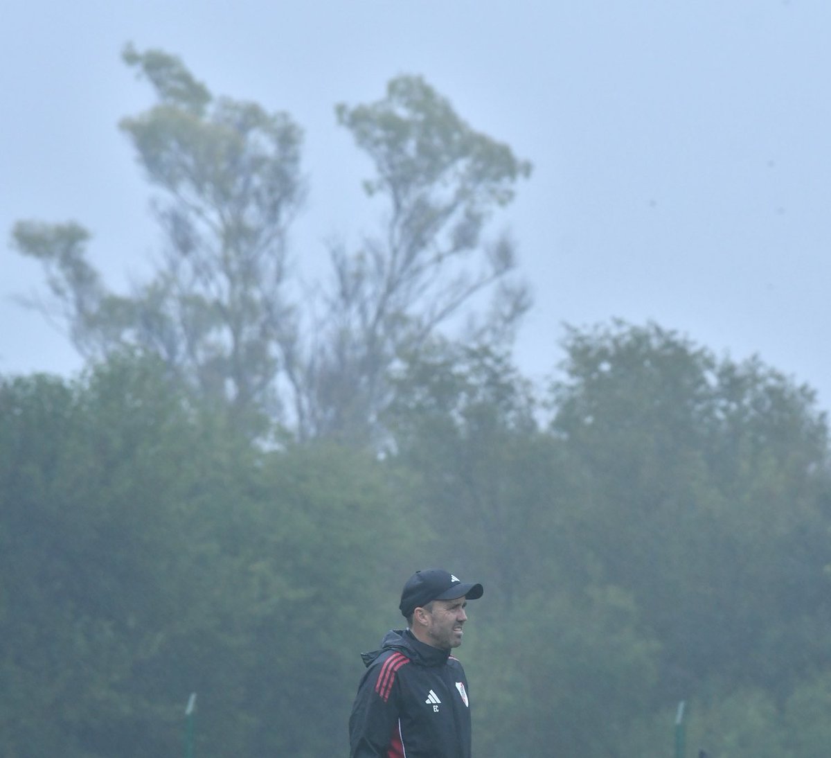 agussocampo18's tweet photo. Como diría el Pollo Vignolo: las fotos del Chacho Coudet VAN CON MUCHA AURA. Incluso más de lo normal por la lluvia.

Ojalá gane algo pronto con River, porfavor. https://t.co/n4T3JFEGMr