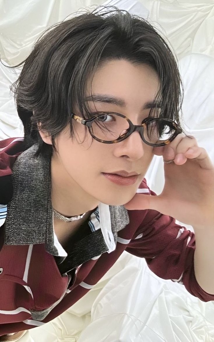 sara ᥫ᭡ tweet media