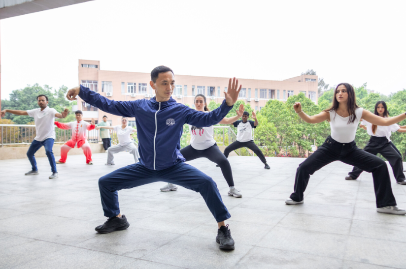 MetaGuangdong's tweet image. ☯️ International students at South China Agricultural University celebrated the first International Taijiquan Day together. A lakeside session brought ancient Chinese philosophy to life. 🌿

#Guangzhou #TaiChi #CulturalExchange #SCAU #Wellness