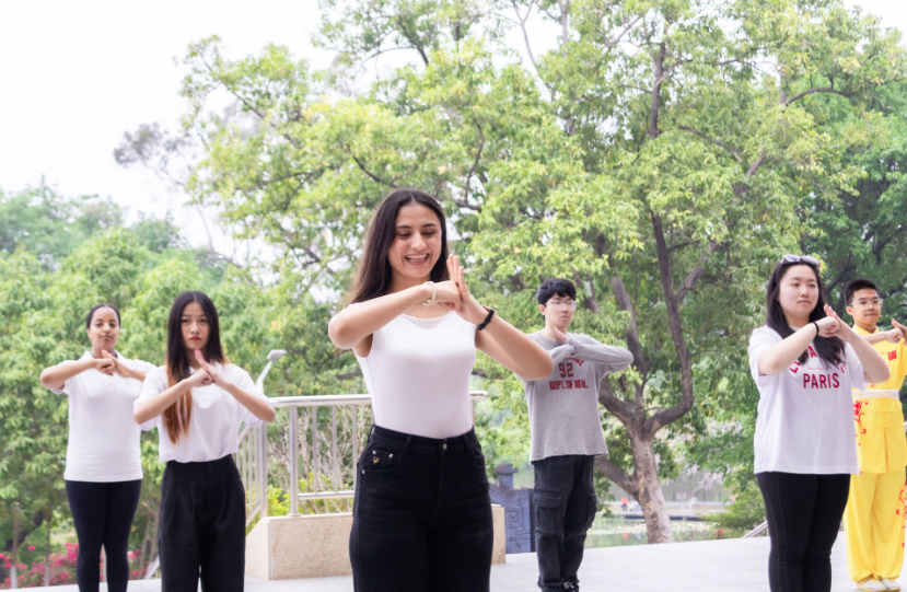 MetaGuangdong's tweet image. ☯️ International students at South China Agricultural University celebrated the first International Taijiquan Day together. A lakeside session brought ancient Chinese philosophy to life. 🌿

#Guangzhou #TaiChi #CulturalExchange #SCAU #Wellness