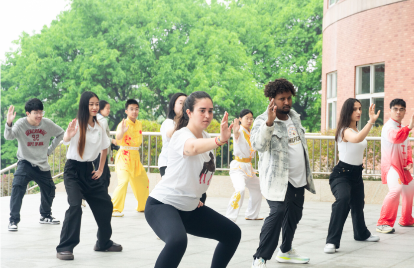 MetaGuangdong's tweet image. ☯️ International students at South China Agricultural University celebrated the first International Taijiquan Day together. A lakeside session brought ancient Chinese philosophy to life. 🌿

#Guangzhou #TaiChi #CulturalExchange #SCAU #Wellness