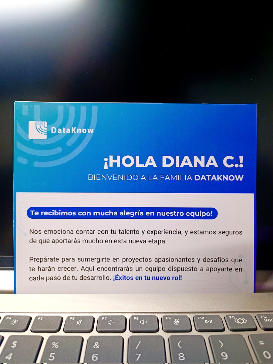Hoy comienzo una nueva etapa profesional como Especialista en Marca y Diseño en <a href="/dataknowsas/">DataKnow</a>, y no puedo estar más emocionada por lo que viene. Creo profundamente en el poder del diseño como puente entre la innovación y las personas, y estoy lista para sumar, aprender y crear 🚀