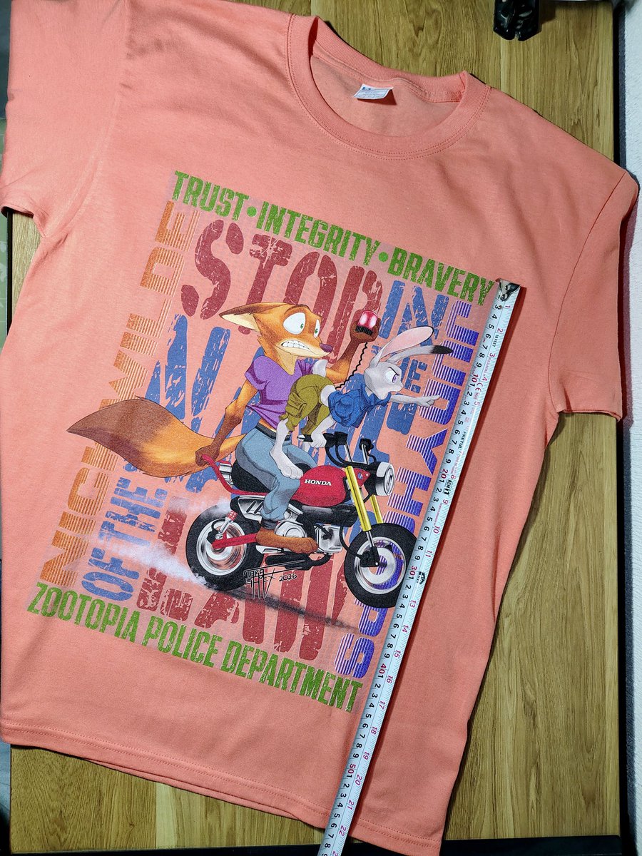 dibujitosdeTaka's tweet image. 🥳YEIII! The first samples are here!!🥳
-Colors: Gray and Orange.(🐰Like our favorite duo!🦊)
-HUGE print (13x17 in) BRIGHT colors! (The photo is unfair to the orange one 😢)
-SUPREME quality t-shirt and graphics!👕❤️
On sale soon…
#shirt #nickwilde #judyhopps #WildeHopps