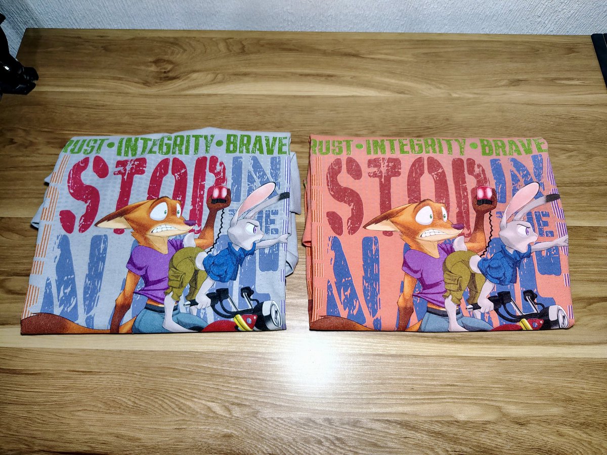 dibujitosdeTaka's tweet image. 🥳YEIII! The first samples are here!!🥳
-Colors: Gray and Orange.(🐰Like our favorite duo!🦊)
-HUGE print (13x17 in) BRIGHT colors! (The photo is unfair to the orange one 😢)
-SUPREME quality t-shirt and graphics!👕❤️
On sale soon…
#shirt #nickwilde #judyhopps #WildeHopps