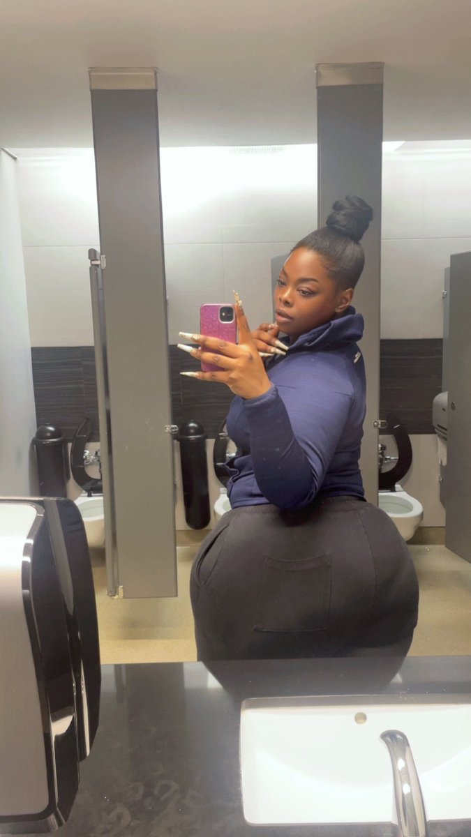 queencfromda6's tweet image. I know a lame ahh nxgga hate to see me comin’ 😮‍💨💅🏾 #bossbabe #work #nights #Chanel #explorepage✨