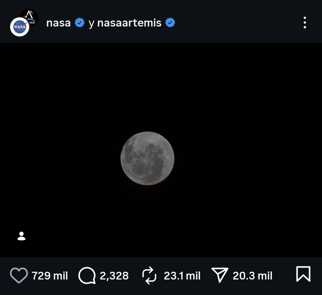 FlorSkrycki's tweet photo. La foto de la nasa / La foto que saqué con el telescopio https://t.co/VQ7Qd2Rphq