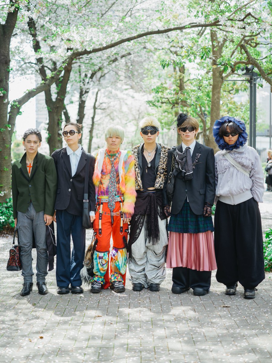 wwd_jp's tweet photo. 【スナップ】文化服装学院入学式　アバンギャルドに武装した若き才能たち

4月6日、文化服装学院の入学式が行われた。今年の入学者数は1630人。コロナ禍を経て海外から訪れる学生も増え、特に中国から来たという生徒が多く見られた。「なぜ海外から文化に？」と尋ねると、「アジアで一番有名なファッションの学校だから」と答える学生も。

2023年に創業100周年を迎え、さらに注目度が高まる本学院の入学式は、目立ってナンボの晴れ舞台。アバンギャルドに武装した若き才能たちの勝負服を見せてもらった。
