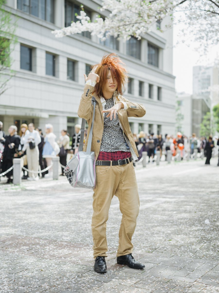 wwd_jp's tweet photo. 【スナップ】文化服装学院入学式　アバンギャルドに武装した若き才能たち

4月6日、文化服装学院の入学式が行われた。今年の入学者数は1630人。コロナ禍を経て海外から訪れる学生も増え、特に中国から来たという生徒が多く見られた。「なぜ海外から文化に？」と尋ねると、「アジアで一番有名なファッションの学校だから」と答える学生も。

2023年に創業100周年を迎え、さらに注目度が高まる本学院の入学式は、目立ってナンボの晴れ舞台。アバンギャルドに武装した若き才能たちの勝負服を見せてもらった。